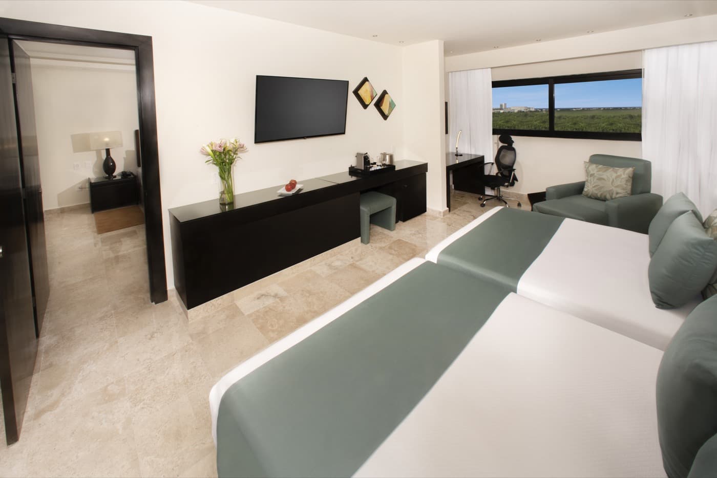 Dos chicas sonriendo tomando un café en la barra del restaurante bar Coffee & Me