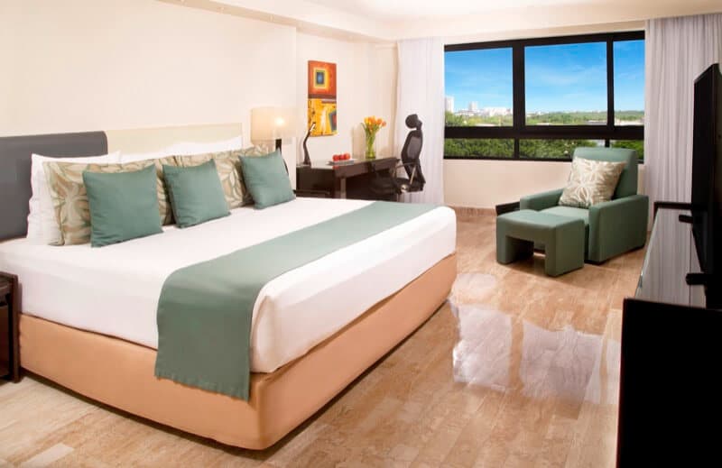 Superior Room with King Size bed and window with beautiful view in Smart Cancun by Oasis Hotel