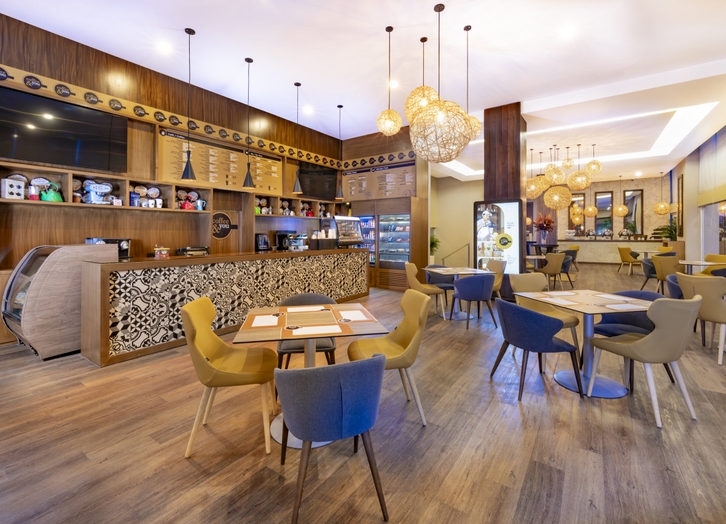 Coffee & You cafeteria with tables and service counter at Smart Cancun