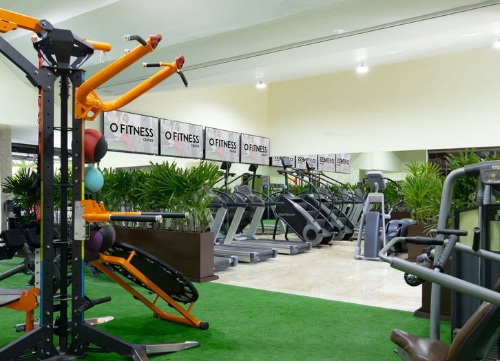 O Fitness Center gym with treadmills and weight equipment at Smart Cancun
