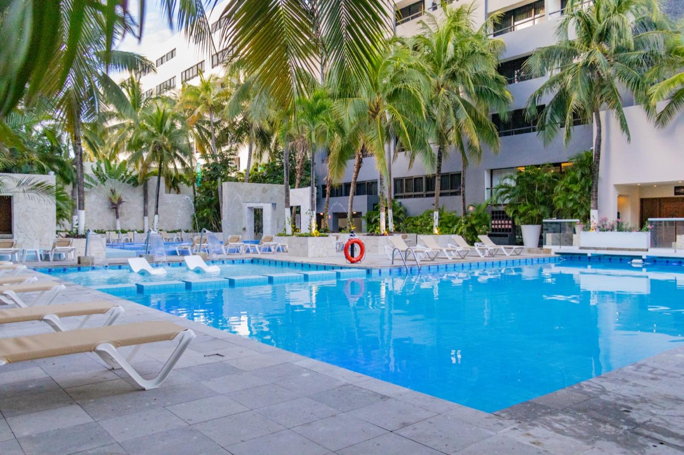 Pareja en lobby de hotel Smart Cancun by Oasis