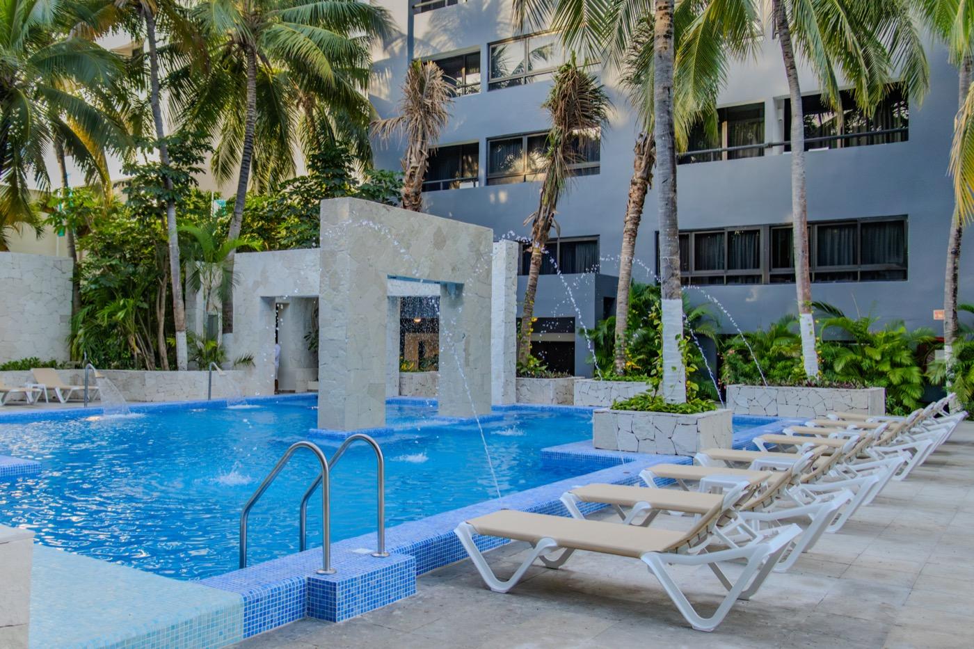 Pareja en lobby de hotel Smart Cancun by Oasis